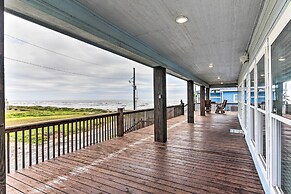 Steps to Shore: Crystal Beach Retreat w/ Deck!