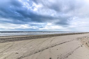 Steps to Shore: Crystal Beach Retreat w/ Deck!