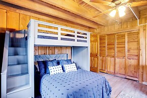 Treehouse-style Cabin, 1 Mi to Massanutten Resort