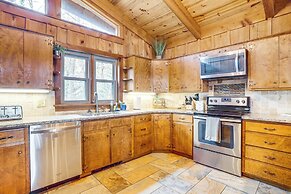 Treehouse-style Cabin, 1 Mi to Massanutten Resort