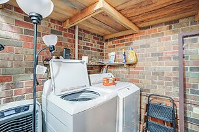 Treehouse-style Cabin, 1 Mi to Massanutten Resort