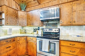 Treehouse-style Cabin, 1 Mi to Massanutten Resort