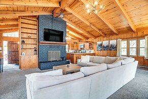 Treehouse-style Cabin, 1 Mi to Massanutten Resort