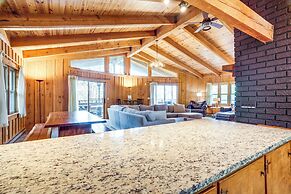 Treehouse-style Cabin, 1 Mi to Massanutten Resort