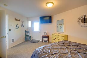 Waterfront PNW Escape w/ Deck & Beach Access!