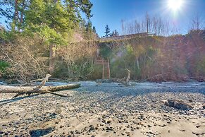 Waterfront PNW Escape w/ Deck & Beach Access!