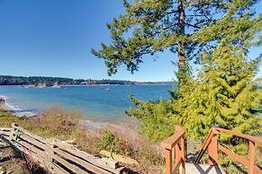 Waterfront PNW Escape w/ Deck & Beach Access!