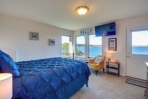 Waterfront PNW Escape w/ Deck & Beach Access!