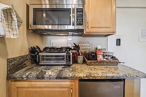 On-site Skiing: Truckee Studio w/ Balcony