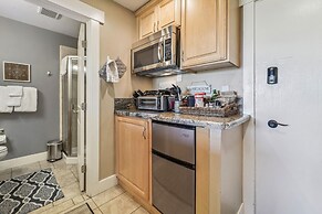 On-site Skiing: Truckee Studio w/ Balcony