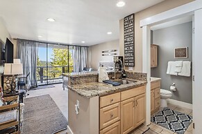 On-site Skiing: Truckee Studio w/ Balcony