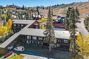On-site Skiing: Truckee Studio w/ Balcony