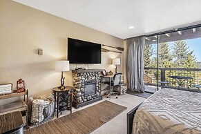 On-site Skiing: Truckee Studio w/ Balcony