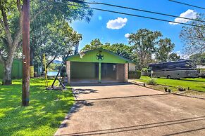 Vibrant Kingsland Retreat w/ Waterfront Views