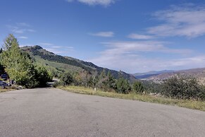Vail 'treehouse' + Hot Tub, Sauna & Mtn Views