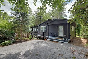 Updated Cabin in Golf Community w/ Pool Access