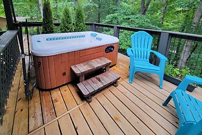 Unwind Fireside: Serene Murphy Escape w/ Hot Tub!