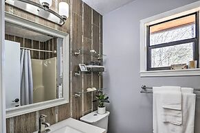 Charming Murphy Escape w/ Fire Pit & Hot Tub!