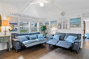 Near Water: Lake Dallas Home w/ Furnished Patio!
