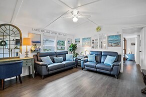 Near Water: Lake Dallas Home w/ Furnished Patio!
