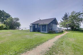 Cozy Fremont Cottage on Lake Poygan + Fishing Dock