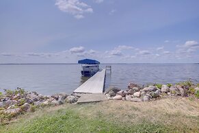 Cozy Fremont Cottage on Lake Poygan + Fishing Dock
