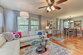 Cozy Woodlands Townhome w/ Deck Near Market Street