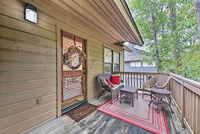 Cozy Woodlands Townhome w/ Deck Near Market Street