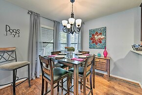 Cozy Woodlands Townhome w/ Deck Near Market Street