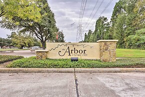 Cozy Woodlands Townhome w/ Deck Near Market Street