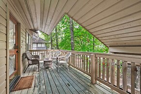 Cozy Woodlands Townhome w/ Deck Near Market Street