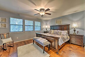 Cozy Woodlands Townhome w/ Deck Near Market Street