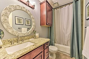 Cozy Woodlands Townhome w/ Deck Near Market Street