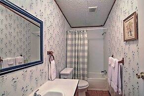 Utopia Family Home w/ Mountain Viewing Deck!