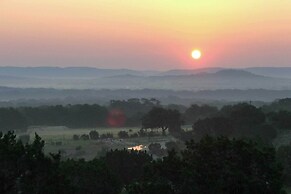 Utopia Family Home w/ Mountain Viewing Deck!