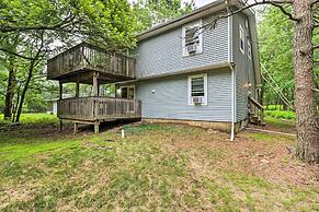 7 Mi to Lake Harmony: Home w/ Furnished Deck!