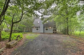 7 Mi to Lake Harmony: Home w/ Furnished Deck!