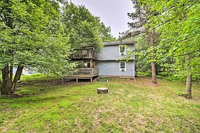 7 Mi to Lake Harmony: Home w/ Furnished Deck!