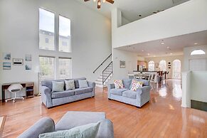 Downtown Houston Townhome w/ City Views!