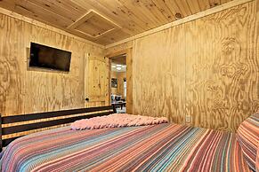 Cozy Creekside Cabin ~ 24 Mi to Red River!