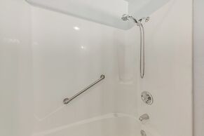 Condo Near Midtown Ruidoso w/ Furnished Deck!