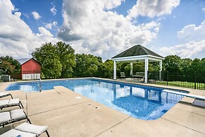 Historic Cedar Hill Mansion on Large Farm w/ Pool!