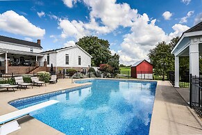 Historic Cedar Hill Mansion on Large Farm w/ Pool!