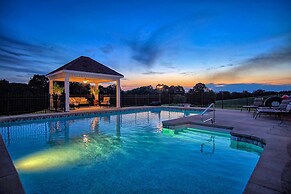 Historic Cedar Hill Mansion on Large Farm w/ Pool!