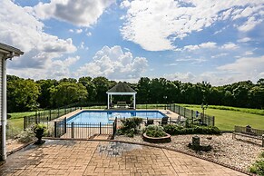 Historic Cedar Hill Mansion on Large Farm w/ Pool!