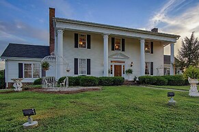 Historic Cedar Hill Mansion on Large Farm w/ Pool!