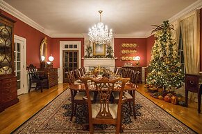 Historic Cedar Hill Mansion on Large Farm w/ Pool!