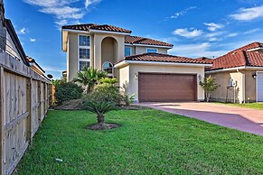 Walk to Ocean: Lakefront Dickinson Stucco House!
