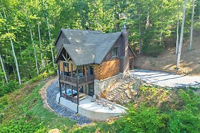 Franklin Cabin w/ Hot Tub + Pool Table!