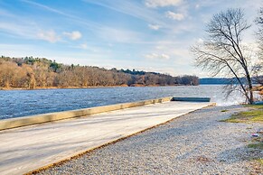 Cozy Water-view Apt in the Heart of Downtown!